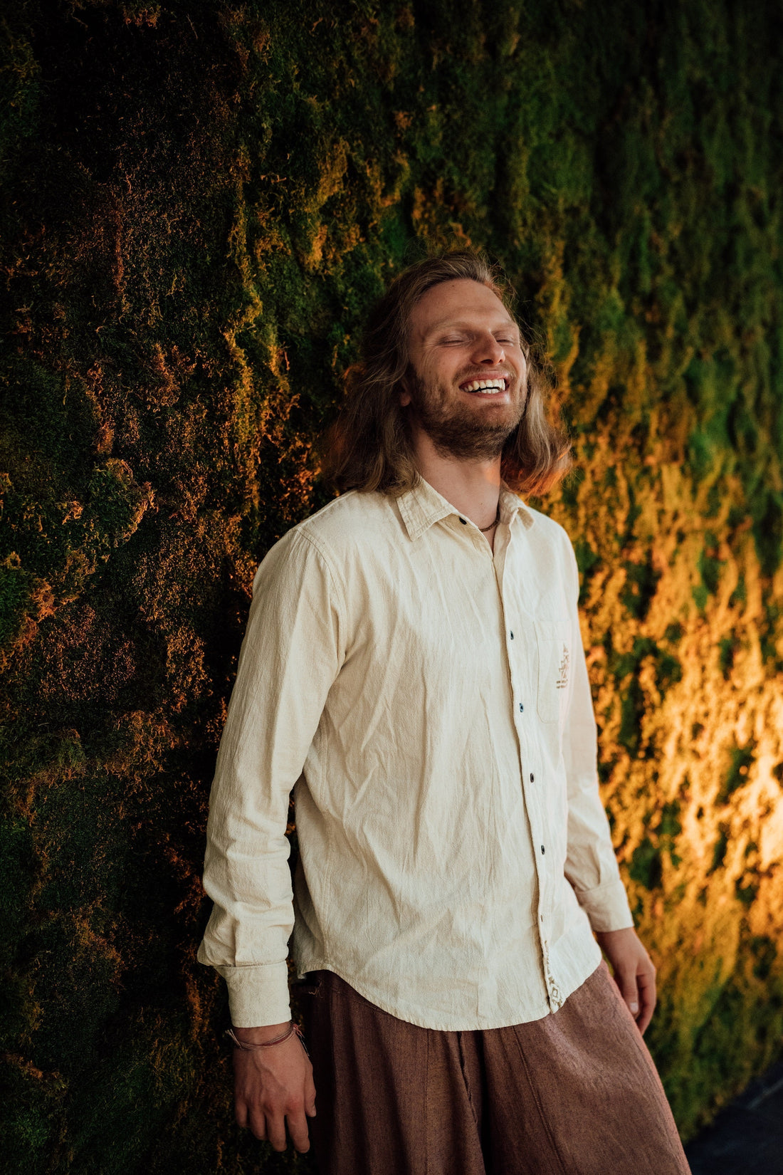 Glücklicher Mann - Zeremonie Kakao für natürliche Unterstützung für mentale Klarheit und emotionale Balance